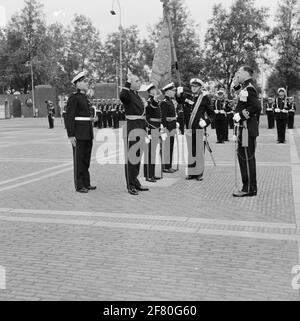 Sur la zone d'exercice de ​​the Van Ghentkazerne (VGKAZ) à l'Approxis à Rotterdam, un assermentation de trois officiers du corps des Mariniers par le commandant du VGHAZ. Un officier des services commerciaux est un sous-officier adjudant (AOO) nommé devient officier: Dans ce cas, premier lieurant des Mariniers (Eltmarns). Banque D'Images