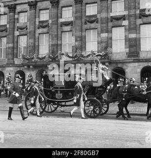 L'arrivée d'une calèche avec des membres de la famille royale au palais de la place du Dam au mariage de H.K.H. Princesse Beatrix et Z.K.H. Prince Claus. 7e photo de la série. Banque D'Images