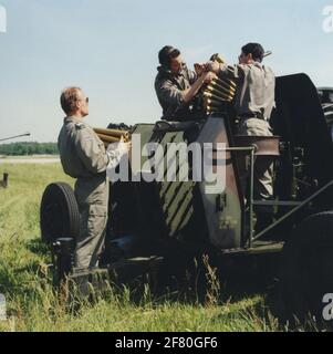 Les clips à grenades sont placés sur un pistolet à air Bofors de 40 mm L70. A quitté le cours d'une seconde 40 mm. Banque D'Images