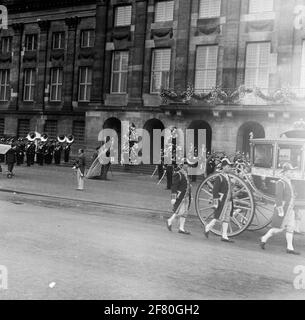 H.M. Koningin Juliana et Z.K.H. Le Prince Bernhard souhaite la bienvenue au Parlement du corps des Marines à leur arrivée au palais de la place du Dam. Mariage de H.K.H. Princesse Beatrix et Z.K.H. Prince Claus. Banque D'Images