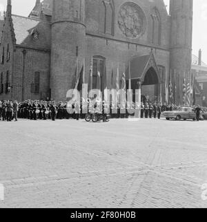 À l'ouverture d'une conférence de l'OTAN, la garde honoraire sera formée par les Marines Korps sur le Binnenhof à la Haye. Aide aux soldats à l'arrivée d'un invité. Banque D'Images