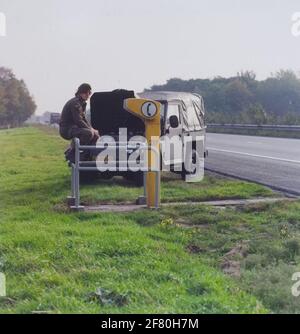 Land Rover, 88 pouces, 0.5 tonnes photo du véhicule avec une mauvaise chance le long de l'autoroute Banque D'Images