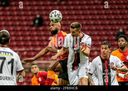 ISTANBUL, PAYS-BAS - AVRIL 10 : Ryan Babel de Galatasaray, Artur Sobiech de Fatih Karagumruk pendant le Super lig match entre Galatasaray SK et F. Banque D'Images