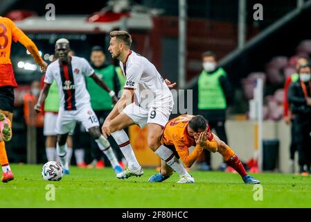 ISTANBUL, PAYS-BAS - AVRIL 10: Artur Sobiech de Fatih Karagumruk, Omer Bayram de Galatasaray pendant le match Super lig entre Galatasaray SK et Banque D'Images