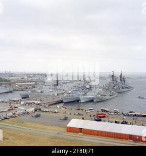 Affluence pendant les 1989 jours de flotte avec de nombreux navires (étrangers). NB.de V. Le navire de torpille HR.MS Mercuur (A 900,1987-), le long de l'échafaudage le plus proche de la frégate britannique de type 21 HMS Amazone (F 169, 1974), la frégate GW HR.Mme Tromp (F 801, 1975-1999), frégate allemande (classe de Brême) FGS Rheinland-Pfalz (F 209, 1983), frégate canadienne NCSM Saguenay (DDH 206, 1956), frégate portugaise commandant du NRP Roberto Ivens (F 482, 1968) et derrière lui le destroyer américain (classe de Coontz) USS Preble (DG 46 1960) Avec le navire jumeau de Destroyer USS Mahan (DDG 42, 1960). Banque D'Images