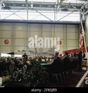 Transfert des deux premiers F-16 General Dynamics construits par Breeder à la Royal Netherlands Air Force. Le Lord A. van Dompen van Fokker a porté les dispositifs KLU à M. B.Scheideman de l'entrepreneur principal General Dynamics qui, à son tour, les documents ter Drawing DIP à Brigadegenéral James Abrahamson qui a signé au nom de l'USAF. Après que le général-major H.dieters ait finalement signé le Directeur de la Force aérienne royale néerlandaise, la KLU pourrait s'appeler le fier propriétaire des deux premiers F-16. Banque D'Images