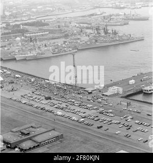 Fleet Days 1989 juillet à Den Helder.op le premier plan sur la gauche de ce côté de la jetée v.l.n.n. La frégate allemande de la classe de Brême FGS Rheinland-Pfalz (F 209, 1983), la frégate canadienne de la classe Saint-Laurent NCSM Saguenay (206, 1956), la frégate portugaise Roberto Ivens (F 482, 1968), la classe américaine de coontz Destroyers USS Preble (46, 1960) et l'USS Mahan (42, 1960). De l'autre côté de l'échafaudage O.A. LA GW-FREGAT HR.MS. De Ruyter (F 801) et plus à droite en arrière-plan les S-frégates HR.Ms.Philips d'Almond (F 823), HR.Melle Kortenaer (F 807) et HR.Mme Fourgonnette Banque D'Images