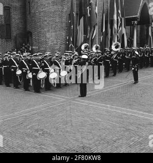 À l'ouverture d'une conférence de l'OTAN, la garde honoraire sera formée par les Marines Korps sur le Binnenhof à la Haye. Arrivée de la Chapelle Marine de la Marine royale des pays-Bas (Markap). Banque D'Images