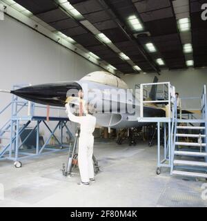 Pulvérisation avant de transférer les deux premiers F-16 General Dynamics construits par un éleveur sous licence à la Royal Netherlands Air Force. Banque D'Images