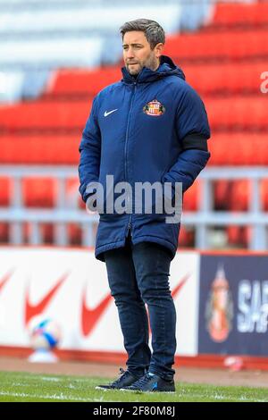 Sunderland, Royaume-Uni. 10 avril 2021. Directeur de Sunderland, Lee Johnson, pendant le match à Sunderland, Royaume-Uni, le 4/10/2021. (Photo par IAM Burn/News Images/Sipa USA) crédit: SIPA USA/Alay Live News Banque D'Images