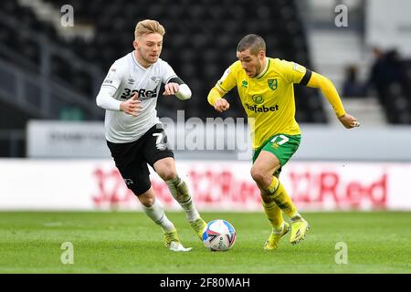 DERBY, ANGLETERRE. 10 AVRIL : Kamil Jozwiak du comté de Derby et EMI Buendia de la ville de Norwich lors du match de championnat Sky Bet entre le comté de Derby et la ville de Norwich au Pride Park, Derby le samedi 10 avril 2021. (Credit: Jon Hobley | MI News) Credit: MI News & Sport /Alay Live News Banque D'Images