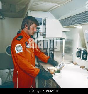 Un sergent d'aéronef Quadron 320 (VSQ 320) réchauffe un repas dans le garde-manger à bord d'un Lockheed P-3C Orion du Marine Aviation Service (MLD). Banque D'Images