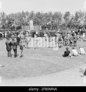 À Kapelle, une cérémonie commémorative a lieu depuis 1950 pour 229 soldats français et 20 soldats marocains de la Seconde Guerre mondiale qui sont enterrés au cimetière militaire de Kapelle. Grand intérêt pour la cérémonie. Banque D'Images