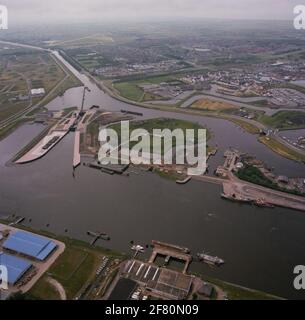 Travaux nautiques. Le Koopvaarderschutsluis est situé à gauche du milieu. Le Noord-Hollandskanaal va du haut à gauche à la justice. La zone entre ce canal et la mer des Wadden s'appelle Oossteever. Totalement à gauche et en bas à gauche est une partie de la Marine Grounds le nouveau port. La station de pompage se trouve à gauche du verrou. Les lignes droites sont toujours les contours visibles de l'ancienne serrure commerciale. Au milieu de la photo se trouve le fort Oostoever et de l'autre côté du canal, le fort Westoever est en partie visible. L'eau en dessous est la nouvelle profonde. L'ancienne écluse commerciale a été en partie « convertie » par un navire Banque D'Images