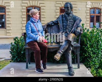 Statue du Comte Gyorgy à l'extérieur de l'église franciscaine sur la place Foe. Keszthely, Hongrie Banque D'Images