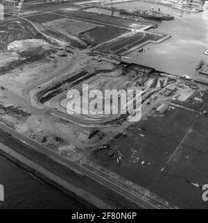 Absorption aérienne des excavations (commencée en 1975) et de la pile de piles de tôle d'acier. Banque D'Images