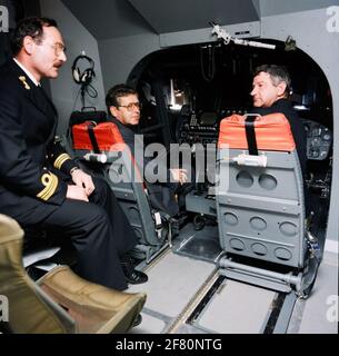 Mise en service de l'instructeur de vol de mission complète (FMFT) pour l'hélicoptère Lynx au MarineLiegkamp de Kooy à Den Helder. Sur la gauche de la circulaire président le secrétaire d'État à la Défense J. van Houwelingen et à droite de lui le commandant du capitaine Marineliegkamp de Kooy à la mer N.H.A. Ostendorp. Banque D'Images