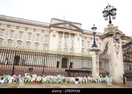 Hommage au Prince Philip, Buckingham Palace, Londres, Royaume-Uni, 10 avril 2021 Banque D'Images