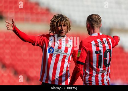 Sunderland, Royaume-Uni. 10 avril 2021. Dion Sanderson #16 de Sunderland en discussion avec son coéquipier Aiden O'Brien #10 de Sunderland, Royaume-Uni, le 4/10/2021. (Photo par IAM Burn/News Images/Sipa USA) crédit: SIPA USA/Alay Live News Banque D'Images