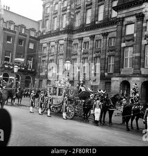 Arrivée de la calèche d'or avec le couple royal au palais sur le barrage.le couple de A. vient de sortir de la calèche. Mariage de H.K.H. Princesse Beatrix et Z.K.H. Prince Claus. Banque D'Images