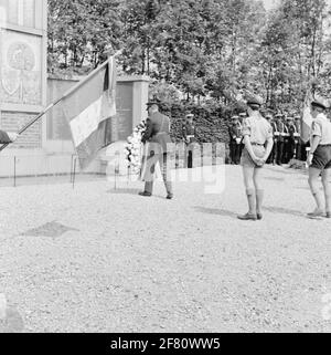 À Kapelle, une cérémonie commémorative a lieu depuis 1950 pour 229 soldats français et 20 soldats marocains de la Seconde Guerre mondiale qui sont enterrés au cimetière militaire de Kapelle. Kranzegging par un officier néerlandais de l'Armée royale des pays-Bas (KL). Banque D'Images