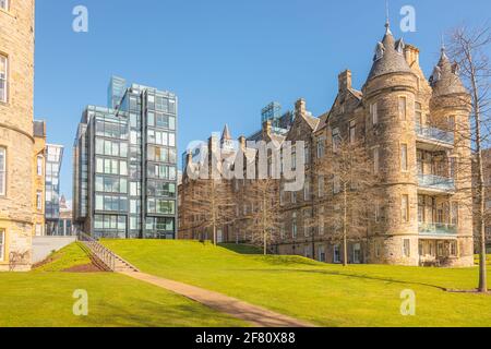 Édimbourg, Écosse - avril 10 2021 : réaménagement urbain et régénération à Quartermile avec architecture résidentielle victorienne ancienne et moderne. Banque D'Images