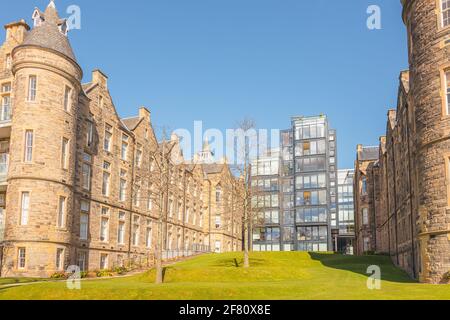 Édimbourg, Écosse - avril 10 2021 : réaménagement urbain et régénération à Quartermile avec architecture résidentielle victorienne ancienne et moderne. Banque D'Images