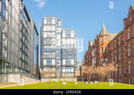 Édimbourg, Écosse - avril 10 2021 : réaménagement urbain et régénération à Quartermile avec architecture résidentielle victorienne ancienne et moderne. Banque D'Images