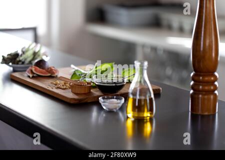 planche à découper en bois avec des ingrédients frais pour un retour de recette sur un comptoir Banque D'Images