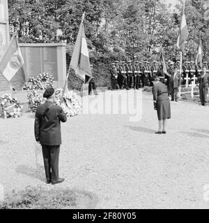 À Kapelle, une cérémonie commémorative a lieu depuis 1950 pour 229 soldats français et 20 soldats marocains de la Seconde Guerre mondiale qui sont enterrés au cimetière militaire de Kapelle. Une dame inconnue apporte son honneur. Banque D'Images