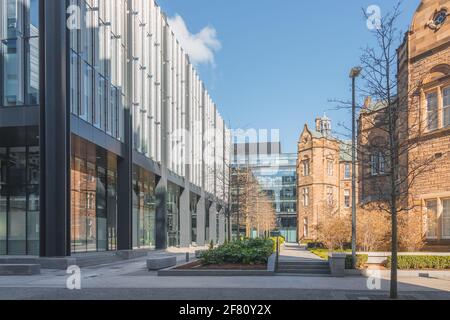 Édimbourg, Écosse - avril 10 2021 : réaménagement urbain et régénération à Quartermile avec architecture victorienne ancienne et nouvelle. Banque D'Images