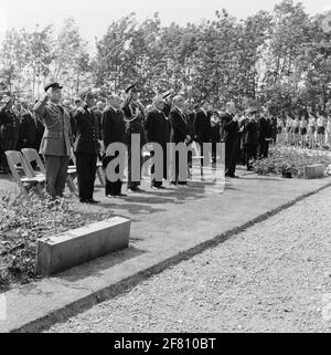 À Kapelle, une cérémonie commémorative a lieu depuis 1950 pour 229 soldats français et 20 soldats marocains de la Seconde Guerre mondiale qui sont enterrés au cimetière militaire de Kapelle. Sur la gauche sur la photo, Saluate deux soldats français. Banque D'Images