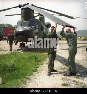 Un hélicoptère de transport CH-47 Chinook avec trois employés de la Royal Air Force pendant l'opération Allied Harbour en Albanie. Banque D'Images