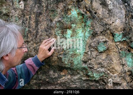 Minerai de cuivre vert visible dans la roche exposée de la Grande Orme, près de Llandudno, au nord du pays de Galles. Banque D'Images