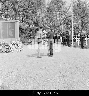 À Kapelle, une cérémonie commémorative a lieu depuis 1950 pour 229 soldats français et 20 soldats marocains de la Seconde Guerre mondiale qui sont enterrés au cimetière militaire de Kapelle. Kranzegging par un soldat français. Banque D'Images