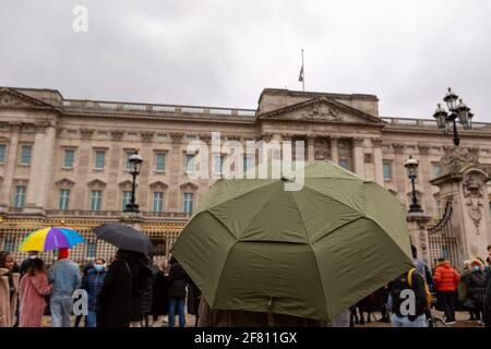 Londres, Royaume-Uni. 10 avril 2021. Les gens avec des parasols assistent au Prince Philip Tribute.les Londoniens posent des fleurs aux portes de Buckingham Palace pour rendre hommage au Prince Philippe qui est décédé le 9 avril à l'âge de 99 ans. (Photo par Pietro Recchia/SOPA Images/Sipa USA) crédit: SIPA USA/Alay Live News Banque D'Images