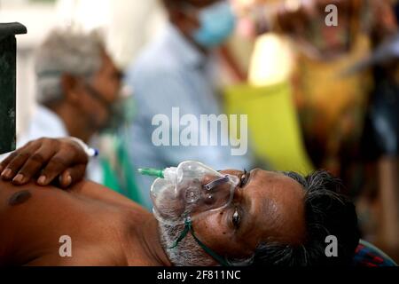 Dhaka, Bangladesh. 10 avril 2021. Les patients sont en attente devant le service d'urgence avec un masque à oxygène, Dhaka, Bangladesh crédit: Harun-or-Rashid/ZUMA Wire/Alamy Live News Banque D'Images
