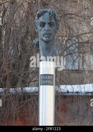 Une sculpture de buste du légendaire musicien américain Frank Zappa à Vilnius, Lituanie. Le monument a ouvert ses portes en 1995. Banque D'Images