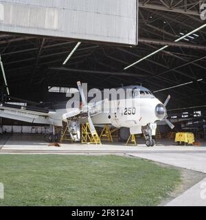 La patrouille maritime Breguet BR1150 Atlantique (SP-13A) Vlieguik 250 (1970-1984) dans un hangar à Marineliegkamp Valkenburg. Banque D'Images