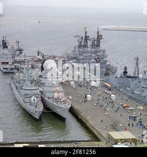 Journées de la flotte en juin 1989 avec des navires en pavés du pays et de l'étranger. De ce côté du Steger pour la gauche, la frégate britannique de type 21 HMS Amazone (F 169, 1974) et aussi la frégate GW HR.Mme Tromp (1975-1999), arrière gauche de la frégate britannique type 22 HMS Boxer (F 92,1984) et aussi du S-fridge HR.MS Bloys de Treslong (1982-2003). De l'autre côté de la jetée pour la frégate allemande (classe de Brême) FGS Rheinland-Pfalz (F 209, 1983) et derrière elle le destroyer américain (classe de Coontz) USS Preble (DDG 46, 1960) avec l'USS de Destroyer (DDG 42, 1960). Banque D'Images