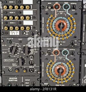 Instruments sur le pont de vol d'un Breguet BR1150 Atlantique (SP-13A). Les panneaux de sélection pour les bombes, les torpilles et les sonoboises. Banque D'Images