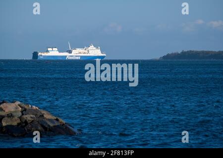 Helsinki / Finlande - 10 AVRIL 2021 : le navire DE fret RORO Finnstar, exploité par Finnlines, quitte le port d'Helsinki. Banque D'Images