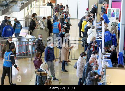 Nice, France. 10 avril 2021. Les personnes s'inscrivent pour recevoir le vaccin COVID-19 dans un centre de vaccination à Nice, dans le sud de la France, le 10 avril 2021. Vendredi, le principal organisme de réglementation sanitaire français a déclaré que les personnes de moins de 55 ans qui avaient reçu la première dose du vaccin COVID-19 d'AstraZeneca devraient terminer leur inoculation avec un deuxième jab d'un vaccin à ARN messager (ARNm), comme celui développé par Pfizer-BioNTech ou Moderna. Credit: Serge Haouzi/Xinhua/Alay Live News Banque D'Images