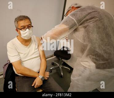 Nice, France. 10 avril 2021. Un homme reçoit le vaccin COVID-19 dans un centre de vaccination de Nice, dans le sud de la France, le 10 avril 2021. Vendredi, le principal organisme de réglementation sanitaire français a déclaré que les personnes de moins de 55 ans qui avaient reçu la première dose du vaccin COVID-19 d'AstraZeneca devraient terminer leur inoculation avec un deuxième jab d'un vaccin à ARN messager (ARNm), comme celui développé par Pfizer-BioNTech ou Moderna. Credit: Serge Haouzi/Xinhua/Alay Live News Banque D'Images