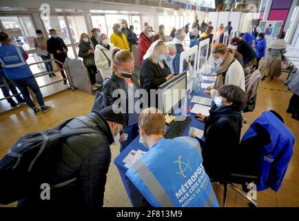 Nice, France. 10 avril 2021. Les personnes s'inscrivent pour recevoir le vaccin COVID-19 dans un centre de vaccination à Nice, dans le sud de la France, le 10 avril 2021. Vendredi, le principal organisme de réglementation sanitaire français a déclaré que les personnes de moins de 55 ans qui avaient reçu la première dose du vaccin COVID-19 d'AstraZeneca devraient terminer leur inoculation avec un deuxième jab d'un vaccin à ARN messager (ARNm), comme celui développé par Pfizer-BioNTech ou Moderna. Credit: Serge Haouzi/Xinhua/Alay Live News Banque D'Images