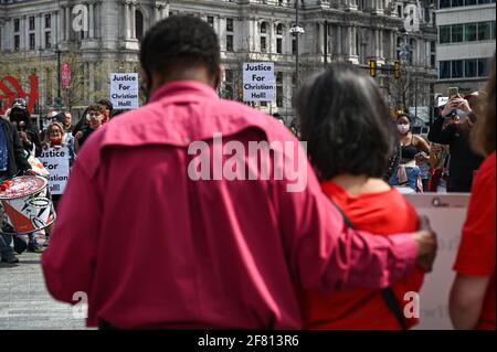 Philadelphie, États-Unis. 10 avril 2021. Gareth et Fe Hall, les parents de Christian Hall, qui ont été tués par balle par la police d'État de Pennsylvanie le 30 décembre 2020 alors qu'ils souffraient d'une urgence de santé mentale, se tiennent pendant le rassemblement Justice for Christian Hall. Crédit : Kylie Cooper/Alay Live News Banque D'Images