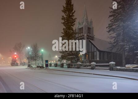 Vue extérieure de l'église presbytérienne Saint-Paul à Banff pendant chute de neige le matin Banque D'Images