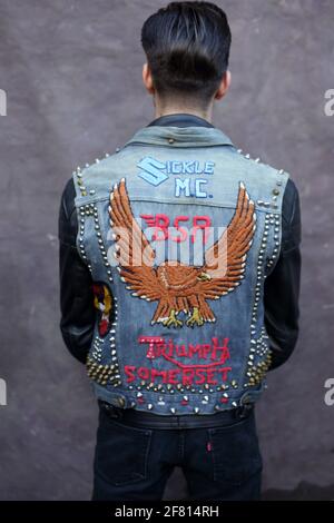 Vue arrière d'un homme portant un Jean gilet avec des patches à Londres, Angleterre . Veste personnalisée. Banque D'Images