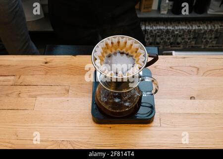 Filtrer le café dans un récipient spécial pour la préparation du café Banque D'Images