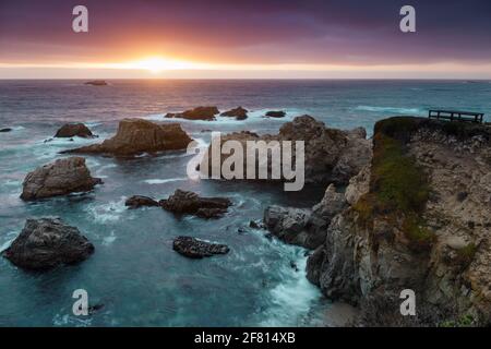 Côte sauvage de Californie Sunset via le parc national de Garrapata. Carmel-by-the-Sea, Big sur, Californie, États-Unis. Banque D'Images